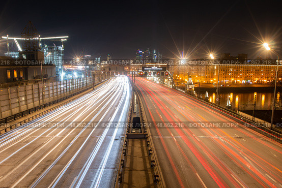 Москва. Ночной вид на Андреевский автодорожный мост Третьего транспортного кольца. Огни проезжающих машин. Редакционное фото, фотограф Сергей Крамарев / Фотобанк Лори