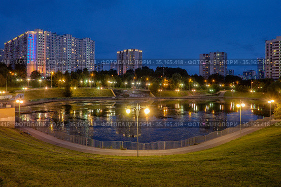 Москва, ночной вид на Малый Чертановский пруд (2020 год). Редакционное фото, фотограф glokaya_kuzdra / Фотобанк Лори