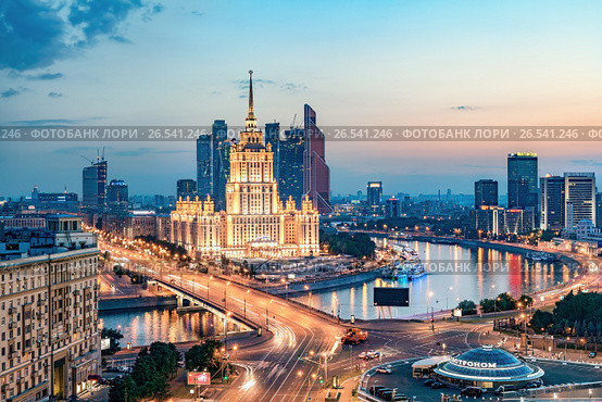 Москва. Новоарбатский мост. Гостиница "Украина" с высоты (2013 год). Редакционное фото, фотограф Юрий Кирсанов / Фотобанк Лори