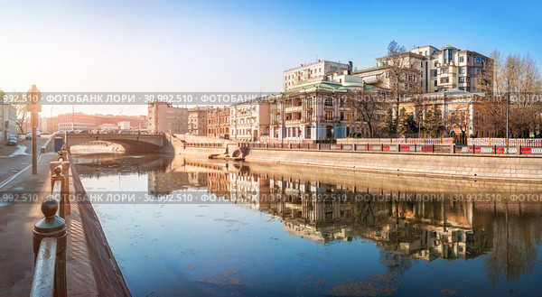Москва. Озерковский причал. Residential elite complex on Ozerkovskaya Embankment (2019 год). Стоковое фото, фотограф Baturina Yuliya / Фотобанк Лори