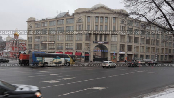Москва, панорама дома на Славянской площади зимой (2017 год). Редакционное видео, видеограф Дмитрий Неумоин / Фотобанк Лори
