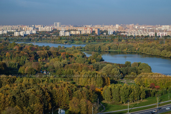 Москва, парк "Борисовские Пруды", вид сверху осенью (2020 год). Стоковое фото, фотограф glokaya_kuzdra / Фотобанк Лори