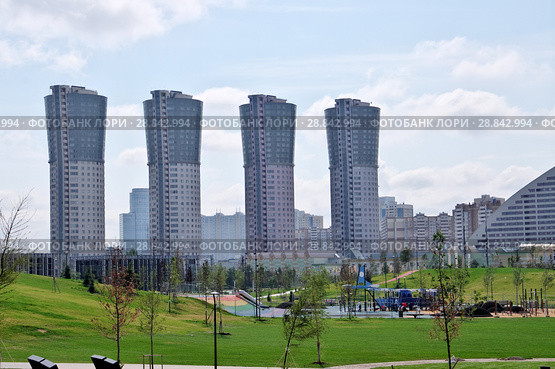 Москва. Парк на Ходынском поле. Вид на жилой район "Гранд-парк" -  четыре тридцатидвухэтажных монолитных жилых дома (2018 год). Редакционное фото, фотограф Илюхина Наталья / Фотобанк Лори