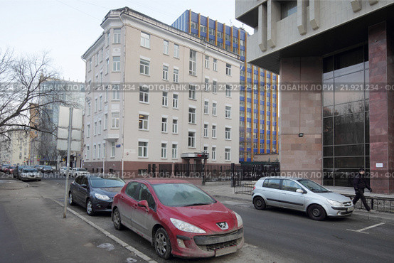 Москва, парковка автомобилей улица Капельский переулок (2016 год). Редакционное фото, фотограф Дмитрий Неумоин / Фотобанк Лори
