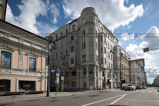 Москва, пересечение улиц Еропкинский переулок и Пречистенки (2022 год). Редакционное фото, фотограф Дмитрий Неумоин / Фотобанк Лори