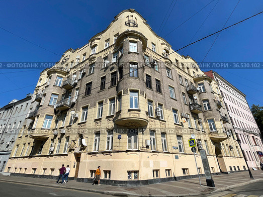 Москва, переулок Гусятников, 3/1 строение 1. Бывший доходный дом С. Ф. и А. А. Плещеевых. 1910 год постройки, архитектор Б. М. Нилус (2021 год). Редакционное фото, фотограф Овчинникова Ирина / Фотобанк Лори