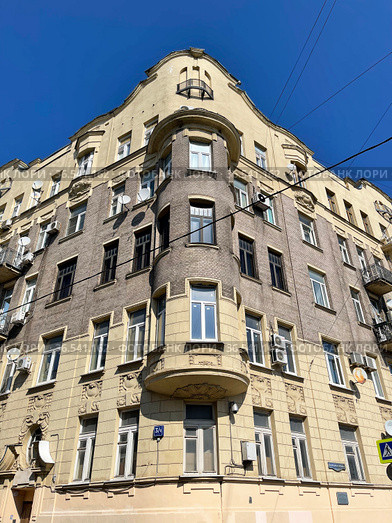Москва, переулок Гусятников, 3/1 строение 1. Бывший доходный дом С. Ф. и А. А. Плещеевых. 1910 год постройки, архитектор Б. М. Нилус (2021 год). Редакционное фото, фотограф Овчинникова Ирина / Фотобанк Лори