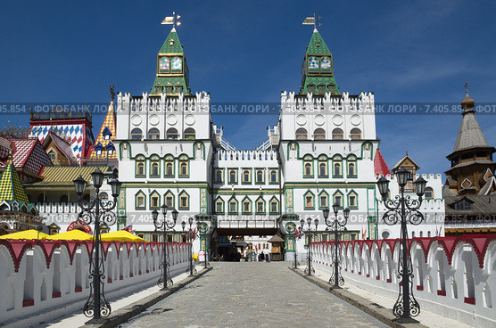Москва. Пешеходный мост в Измайловский кремль (2015 год). Редакционное фото, фотограф Елена Коромыслова / Фотобанк Лори