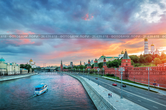 Москва. По реке, по шоссе и по набережной. A view of the Moscow Kremlin (2017 год). Стоковое фото, фотограф Baturina Yuliya / Фотобанк Лори