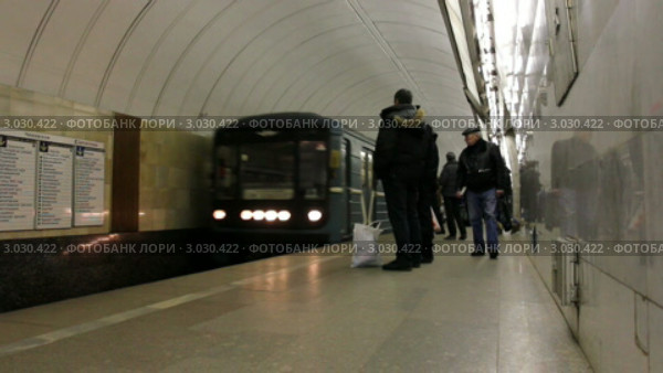 Москва. Прибытие поезда метро на станцию Цветной Бульвар (2011 год). Редакционное видео, видеограф Ярослав Каминский / Фотобанк Лори