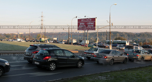 Москва. Пробки в Северном Бутове (2010 год). Редакционное фото, фотограф Ярослав Каминский / Фотобанк Лори