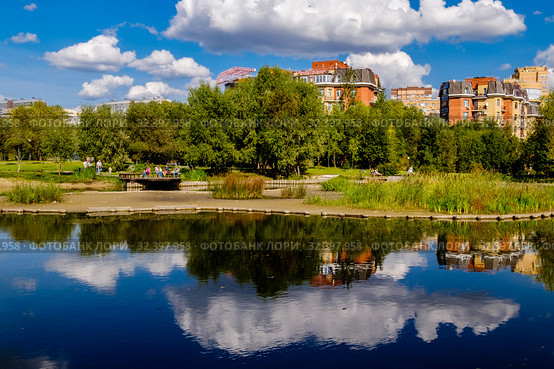 Москва, район Куркино, пруд в парке "Дубрава" (2019 год). Стоковое фото, фотограф glokaya_kuzdra / Фотобанк Лори