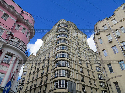 Москва ранней весной.Пересечение Малой Бронной улицы и Ермолаевского переулка. Доходный дом А.Д. Сидамона-Эристова и дом Патриарх. Россия. (2024 год). Редакционное фото, фотограф Мария Фетисова / Фотобанк Лори