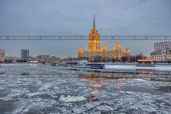 Москва-река и набережная Тараса Шевченко (2024 год). Редакционное фото, фотограф Юрий Шурчков / Фотобанк Лори