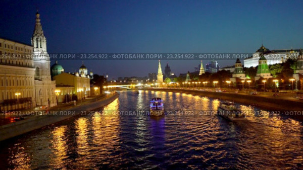 Москва-река летним вечером в районе Софийской и Кремлевской набережных. Стоковое видео, видеограф Виктор Тараканов / Фотобанк Лори