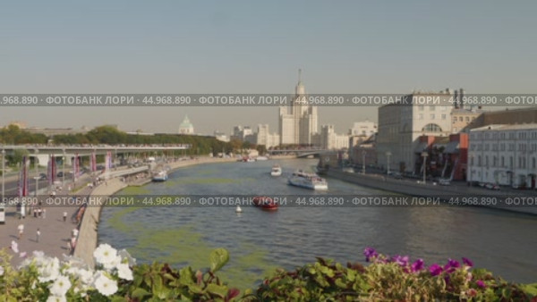 Москва-река с Большого Москворецкого моста. Четыре речных прогулочных теплохода. Высотка на Котельнической набережной. Редакционное видео, видеограф Сергей Никифоров-Гордеев / Фотобанк Лори