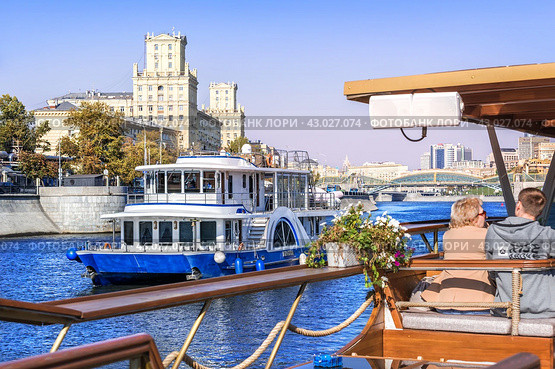 Москва-река с борта теплохода, встречный корабль Былина, Москва (2023 год). Редакционное фото, фотограф Baturina Yuliya / Фотобанк Лори