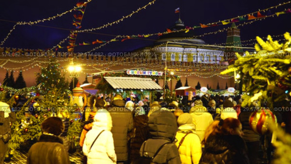 Москва, Россия - 15 Декабря 2018. Москвичи и гости города гуляют на новогодней ярмарке на Красной Площади. Редакционное видео, видеограф Никита Биржаков / Фотобанк Лори