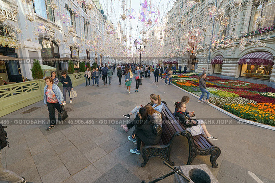 Москва, Россия - 4 июля 2019: Люди на Никольской улице. Редакционное фото, фотограф YuryKara / Фотобанк Лори