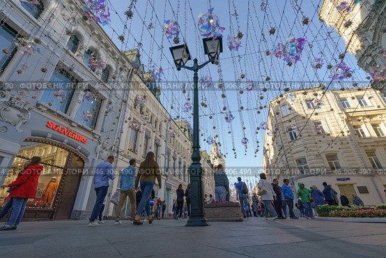 Москва, Россия - 4 июля 2019: Люди на Никольской улице. Редакционное фото, фотограф YuryKara / Фотобанк Лори