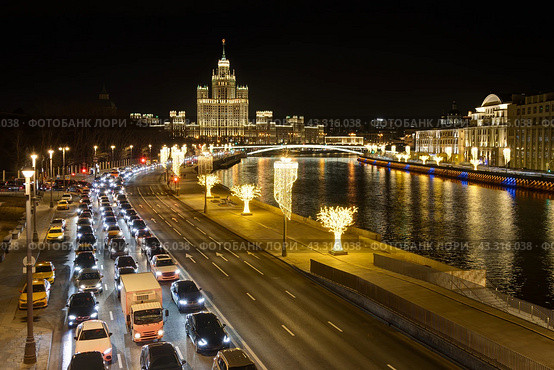 Москва, Россия. Вид сверху на Москворецкую набережную Москвы-реки. Много машин в большой автомобильной пробке. Вид на Москву-реку и высотное здание на Котельнической набережной. Красивое вечернее освещение. Вечерний городской пейзаж. Стоковое фото, фотограф Андрей Степанов / Фотобанк Лори