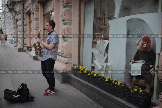 Москва, саксофонист на Мясницкой (2021 год). Редакционное фото, фотограф Дмитрий Неумоин / Фотобанк Лори