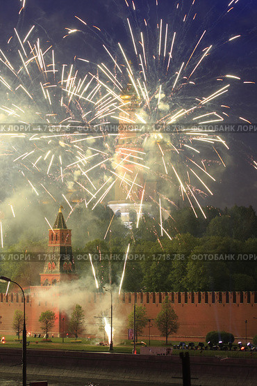 Москва, салют на 9 мая 2010 года. Редакционное фото, фотограф Дмитрий Неумоин / Фотобанк Лори