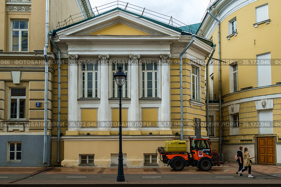 Москва, современная машина для мытья тротуаров на Большой Никитской улице (2020 год). Редакционное фото, фотограф glokaya_kuzdra / Фотобанк Лори