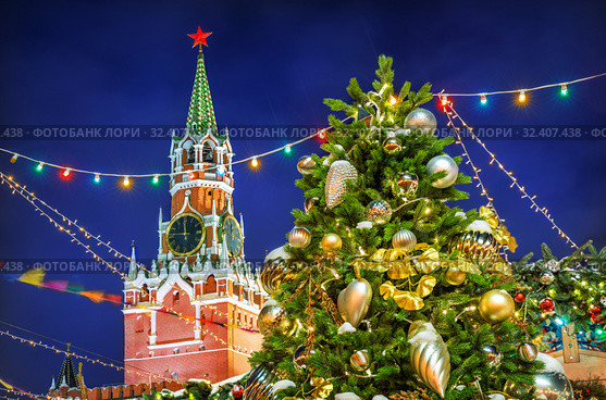 Москва. Спасская башня и новогодняя ель. New Year Spasskaya Tower (2018 год). Стоковое фото, фотограф Baturina Yuliya / Фотобанк Лори