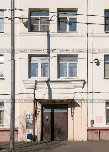 Москва, СВАО, микрорайон Марфино, улица Кашёнкин Луг, 2 строение 1. Индивидуальный проект. Год постройки 1941. Подъезд дома, включенного в Программу реновации и подлежащего расселению и сносу (2022 год). Стоковое фото, фотограф Наталья Николаева / Фотобанк Лори
