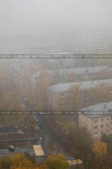 Москва, СВАО. Вид сверху на микрорайон старое Марфино туманным дождливым осенним утром (2023 год). Стоковое фото, фотограф Наталья Николаева / Фотобанк Лори