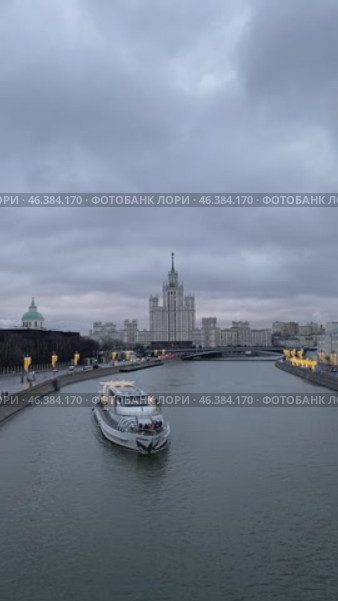 Москва. Теплоход плывет по Москве-реке. Вид на высотку на Котельнической набережной. Стоковое видео, видеограф Анастасия / Фотобанк Лори
