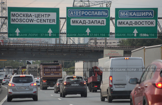 Москва, транспортный поток на Симферопольской шоссе (2022 год). Редакционное фото, фотограф Дмитрий Неумоин / Фотобанк Лори