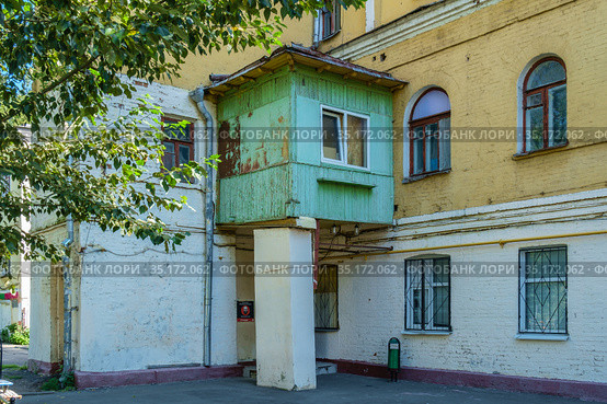 Москва, улица Бауманская, дом 46, пристройка к стене дома (2020 год). Редакционное фото, фотограф glokaya_kuzdra / Фотобанк Лори