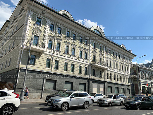 Москва, улица Большая Лубянка, дом 26/17. Городская усадьба Е. Б. Ракитиной — В. П. Голицына — Доходный дом Е. П. и П. Л. Карлони — Московского Земельного банка (середина XVIII в.; 1856; 1866; 1880, архитектор С. А. Елагин; 1890, архитектор С. С. Эйбушиц; 2003) (2019 год). Редакционное фото, фотограф Овчинникова Ирина / Фотобанк Лори