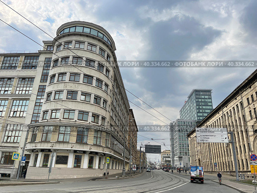 Москва, улица Радио весной в пасмурную погоду (2023 год). Стоковое фото, фотограф Овчинникова Ирина / Фотобанк Лори