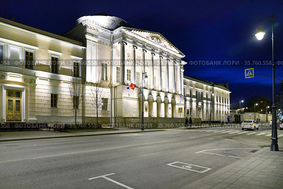 Москва, улица Солянка, дом 14, строение 3 ночью (2021 год). Редакционное фото, фотограф Dmitry29 / Фотобанк Лори