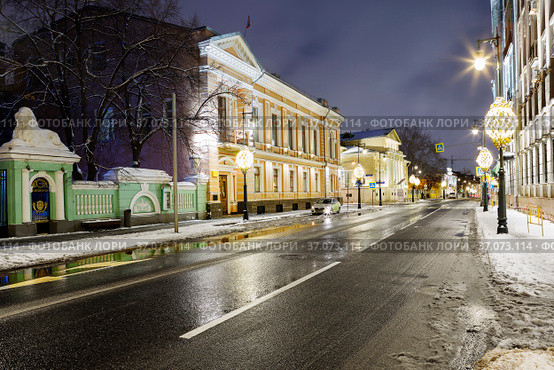 Москва. Вечер на Пречистенке.  Дом А. И. Матвеевой. (2021 год). Редакционное фото, фотограф Галина Савина / Фотобанк Лори