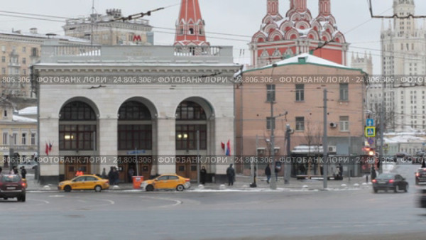 Москва, вестибюль Таганской станции метро и движущиеся автомобили (2017 год). Редакционное видео, видеограф Дмитрий Неумоин / Фотобанк Лори