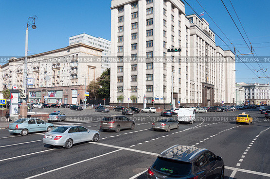 Москва, вид на Государственную Думу (2015 год). Редакционное фото, фотограф Володина Ольга / Фотобанк Лори