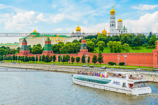 Москва. Вид на Кремль с Большого Москворецкого моста (2015 год). Редакционное фото, фотограф Владимир Князев / Фотобанк Лори