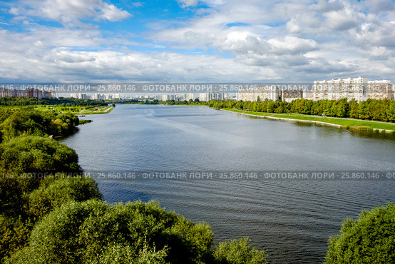 Москва, вид на Москву-реку и район Марьино с Братеевского моста (2016 год). Стоковое фото, фотограф glokaya_kuzdra / Фотобанк Лори