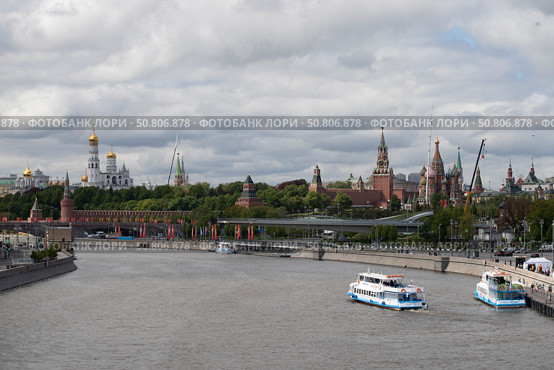 Москва. Вид на Москву реку на фоне Кремля. Редакционное фото, фотограф Литвяк Игорь / Фотобанк Лори