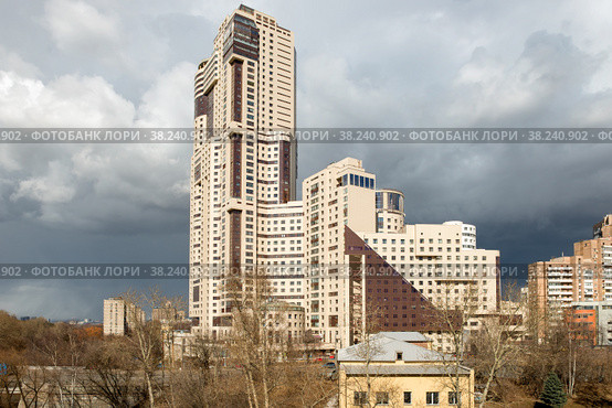 МОСКВА. Вид на жилой комплекс «Континенталь» в весенний пасмурный день. Москва, проспект Маршала Жукова, 78 (2021 год). Редакционное фото, фотограф Pukhov K / Фотобанк Лори