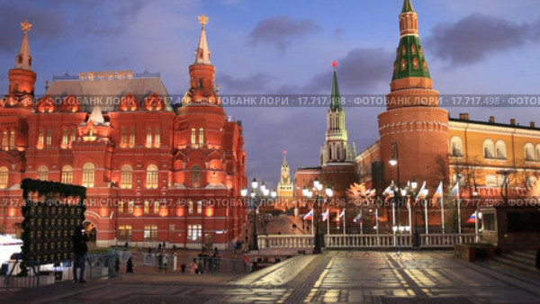 Москва, вид с Манежной площади на Исторический музей, Красную площадь и башни Московского Кремля (2015 год). Стоковое видео, видеограф Яна Королёва / Фотобанк Лори
