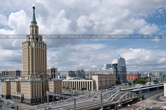 Москва. Вид со смотровой площадки Казанского вокзала на Каланчевскую улицу и гостиницу "Ленинградская" (2023 год). Редакционное фото, фотограф Илюхина Наталья / Фотобанк Лори