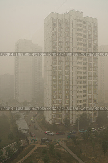 Москва во мгле от лесных пожаров. 7 августа 2010 года. Стоковое фото, фотограф Валерия Попова / Фотобанк Лори