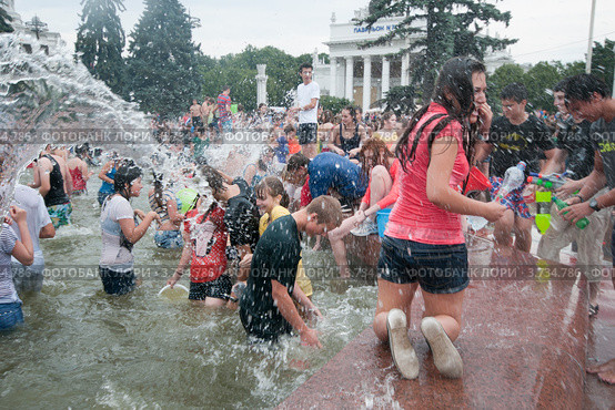 Москва. Водная битва на ВВЦ. Очень мокро (2012 год). Редакционное фото, фотограф Ирина Фирсова / Фотобанк Лори