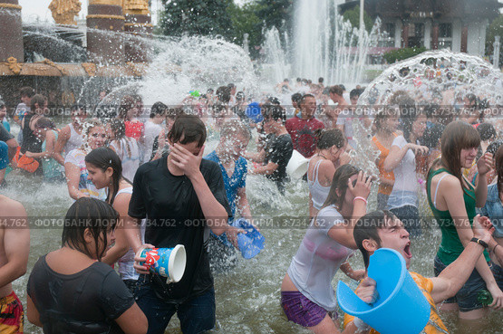 Москва. Водная битва на ВВЦ. В фонтане (2012 год). Редакционное фото, фотограф Ирина Фирсова / Фотобанк Лори