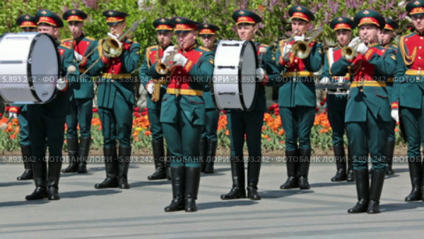 Москва, военный духовой оркестр в Александровском саду играет марш во время возложения цветов к Могиле Неизвестного Солдата (2014 год). Редакционное видео, видеограф Игорь Долгов / Фотобанк Лори